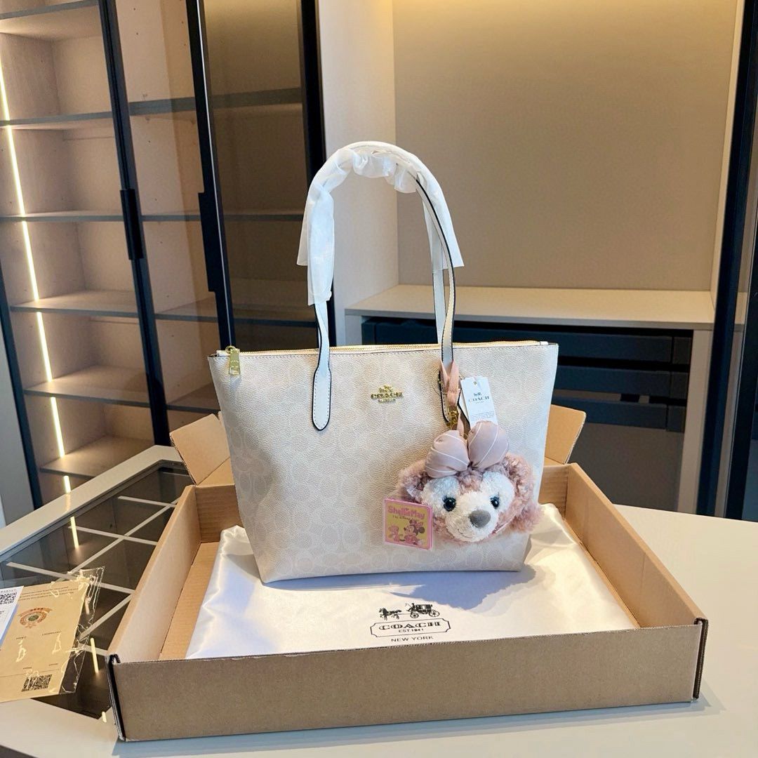 Coaach tote bag with bear charm &amp; ogbox