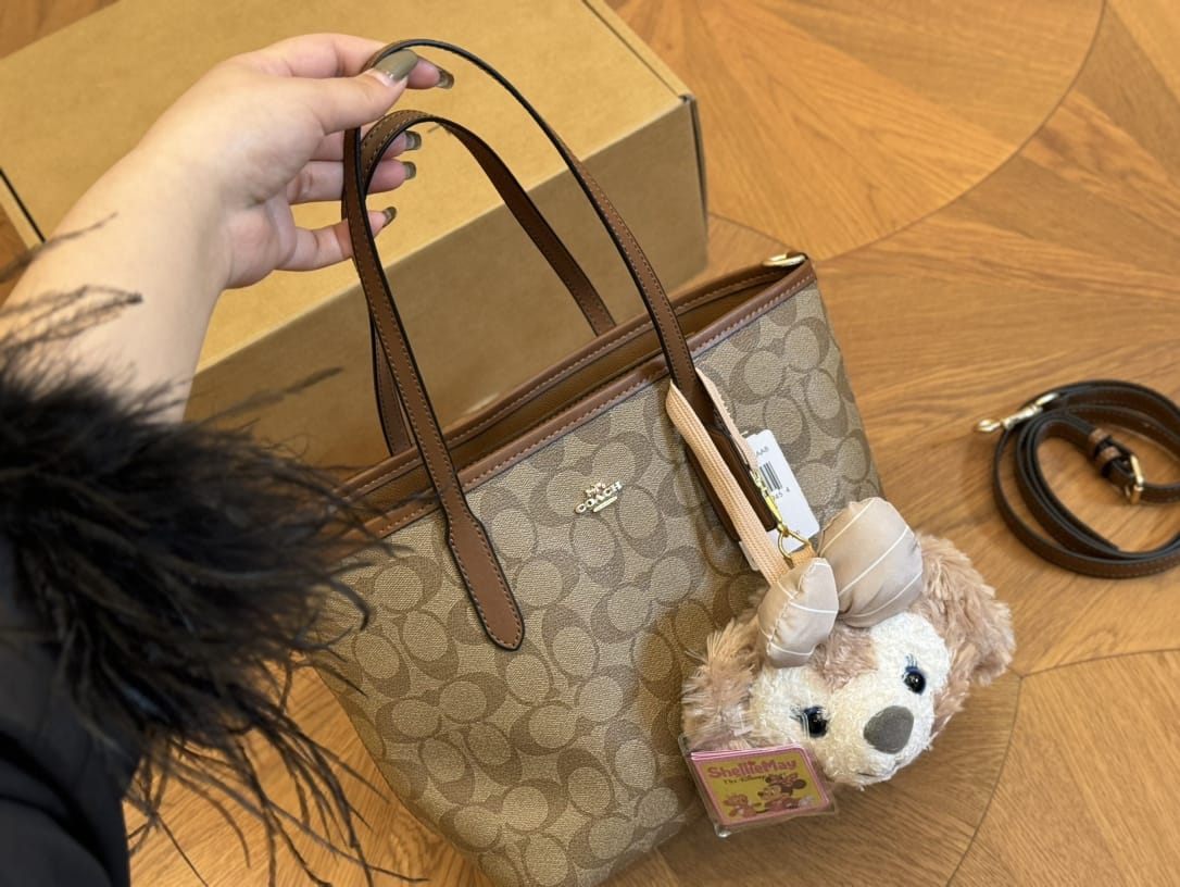 Coaach tote bag with bear charm &amp; ogbox