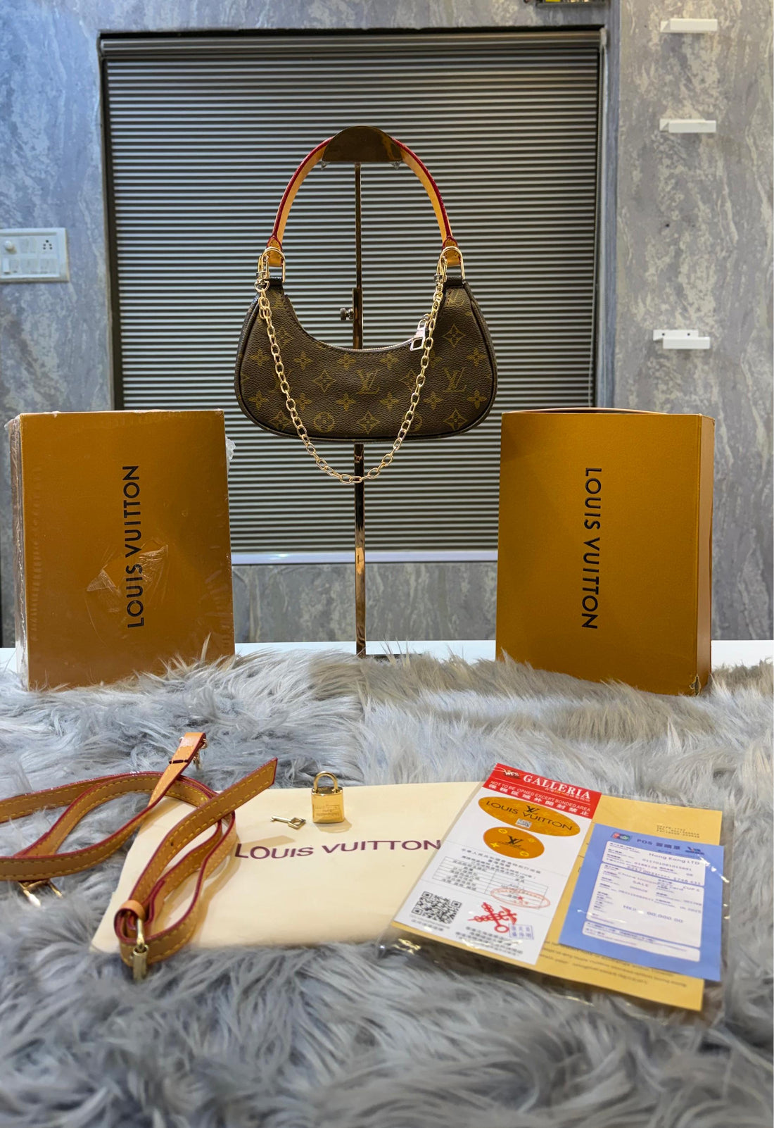 LOUIIS VUITTON SLOUCHY WITH MAGNET BOX