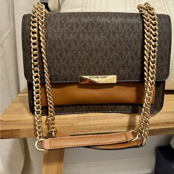 Miichael Kors small crossbody premium quality with box
